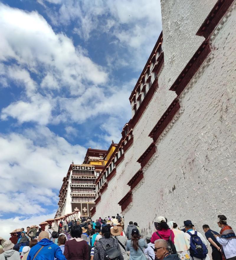 布达拉宫是为谁建造的，一共有多少个房间？至今没人知道.先说说 “为谁建造” 这个