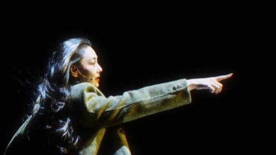 家人朋友齐送祝福 张馨予话剧首演温情满满