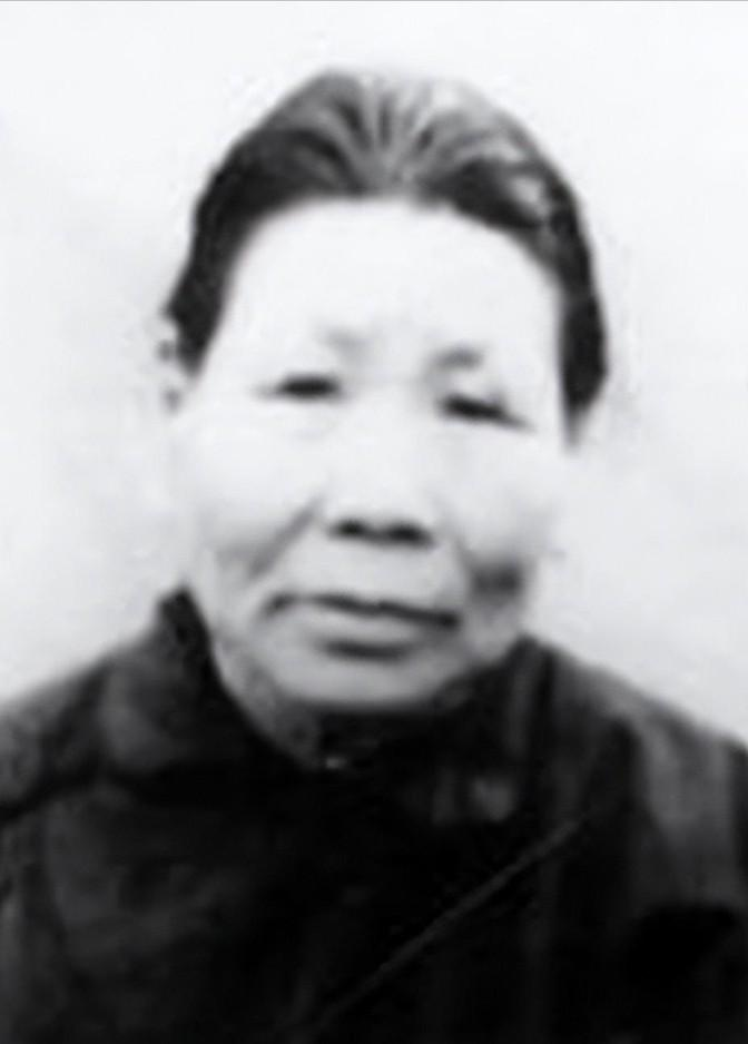 1941年，山东哑巴女子明德英，用乳汁救活了八路军小战士庄新民。44年后，时年6