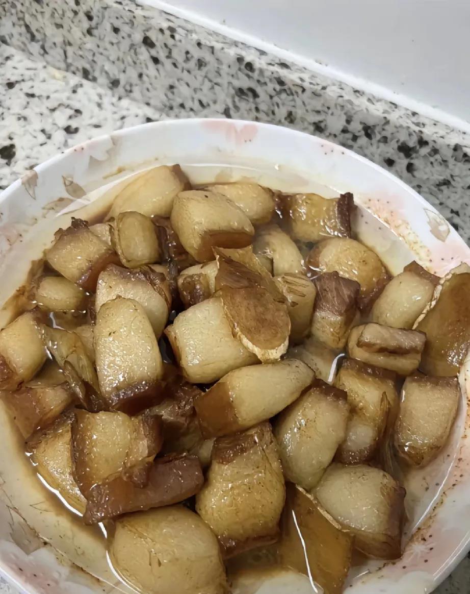 做了最爱吃的红烧肉
朋友们，尝一下