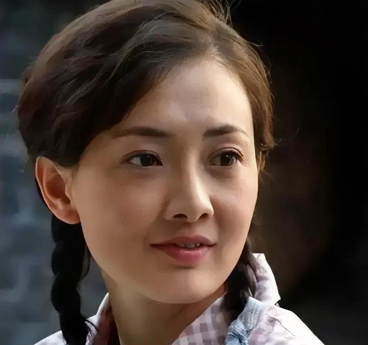 大家还记得这位女演员吗？
她本人真是貌美，高挑，温柔贤惠，是理想的国人眼中好媳妇