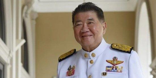 [中国赞]很多人还以为，佩通坦下台是泰国军方赢了。大错特错！当他信家族和保守派还