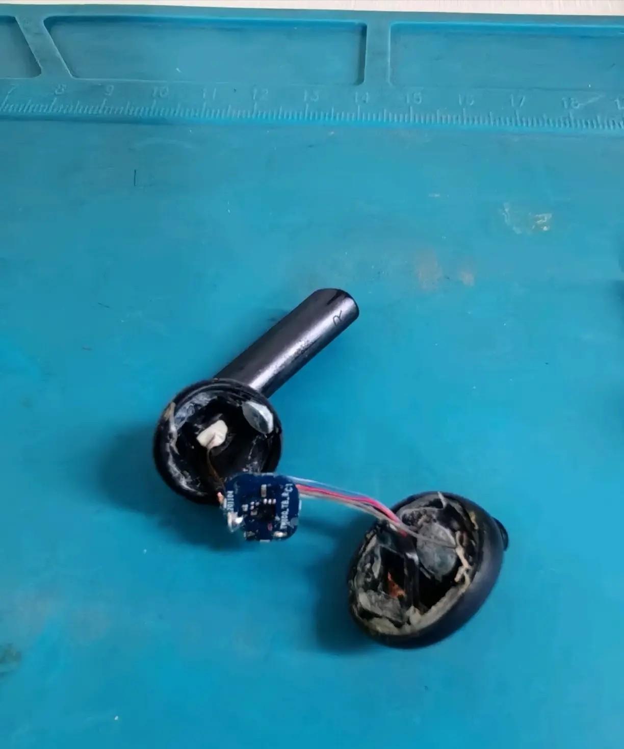 朋友刚买的蓝牙耳机坏了，找售后检测电池鼓包了。问了下朋友，他耳机经常扔在车的挡风