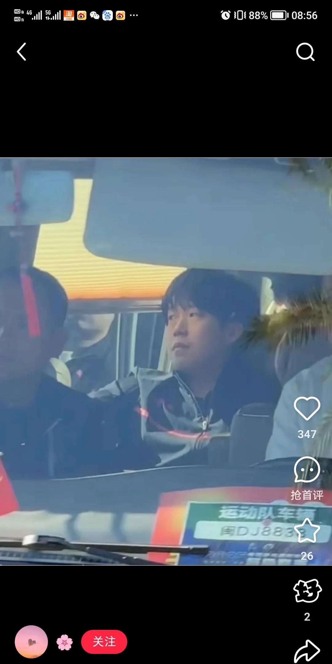 王楚钦今天也上训了。
这次厦门乒超，去比赛场馆有接送运动员的大巴，上次在雄安都得