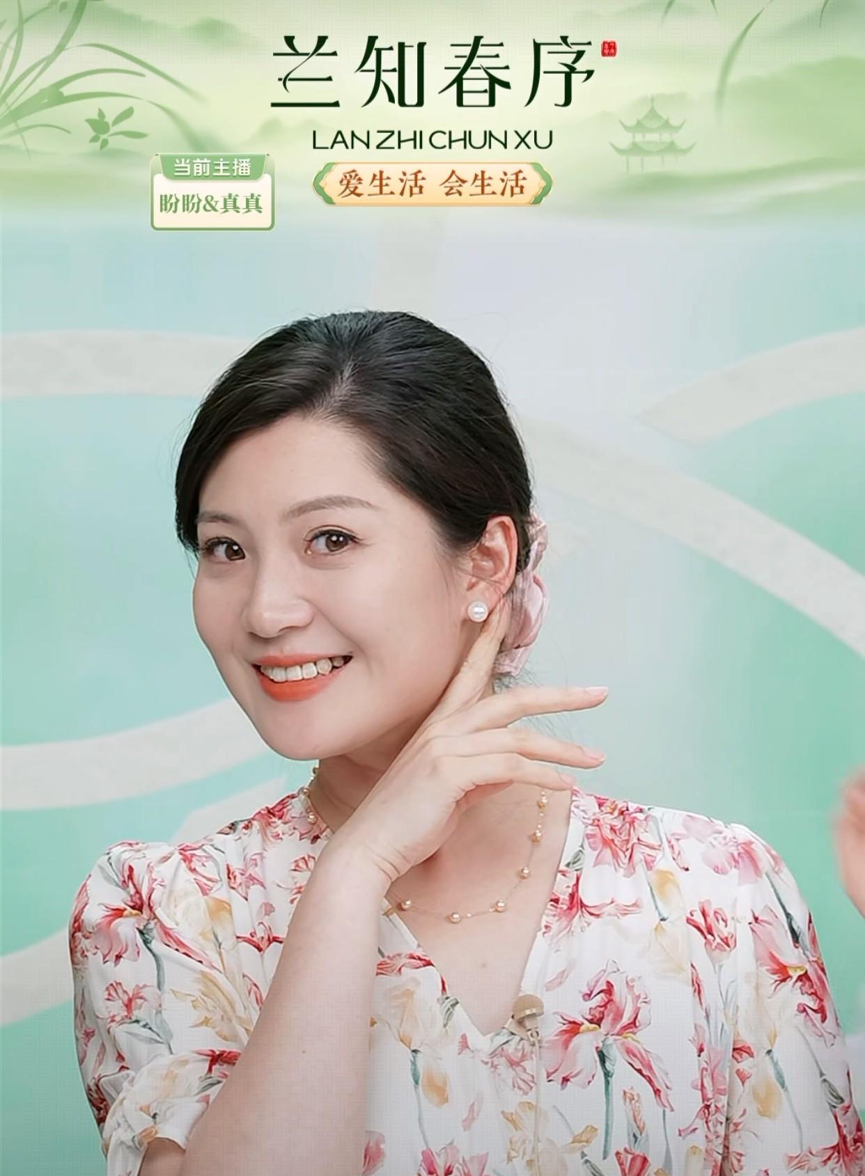 总看到有人说
董宇辉旗下的两个账号在斗法抢流量
这说法挺奇怪的，明明都是增量
两