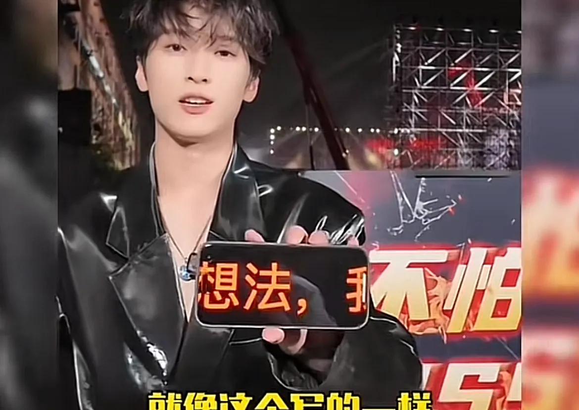 严浩翔参加《新说唱》，作为节目导师，被网友质疑。
记者问：“为什么选择不怕dis