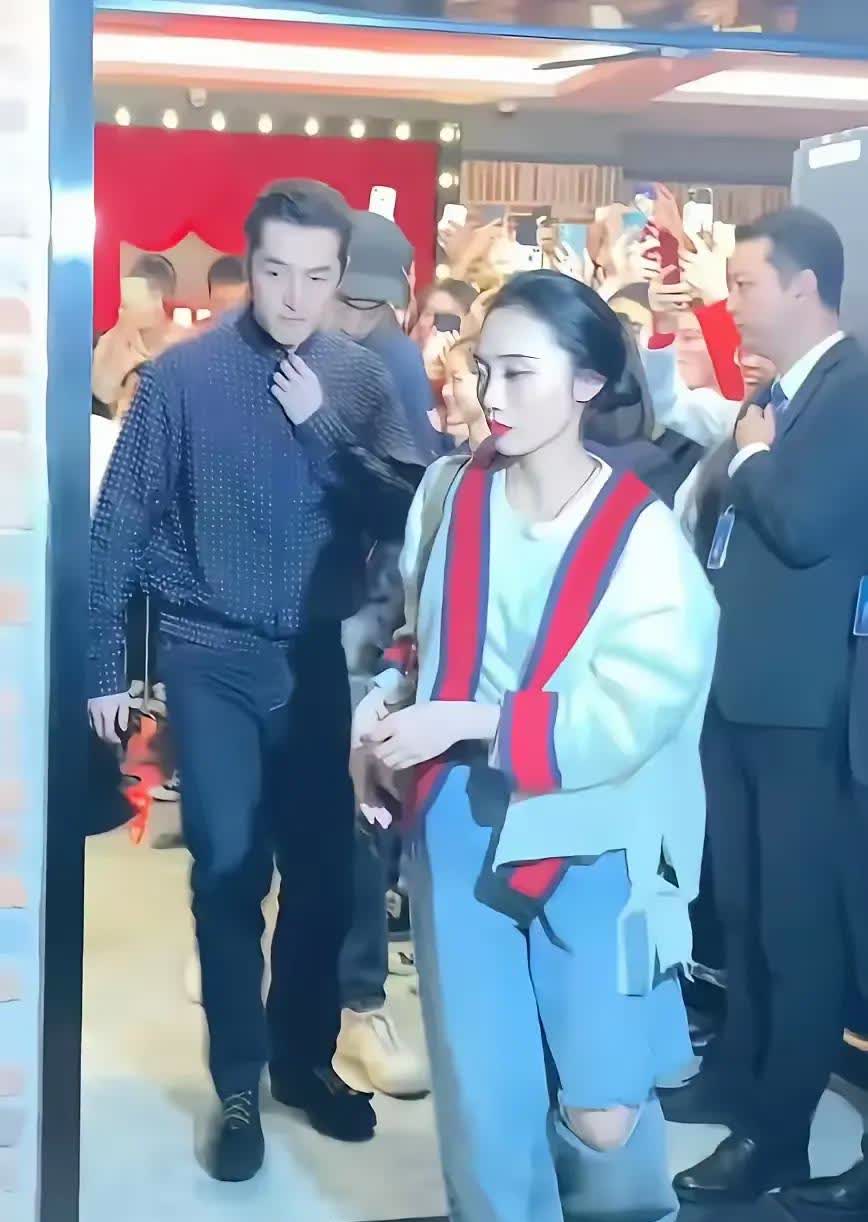 谁能想到娱乐圈顶流男神胡歌！
最终选择的，是位素人圈外的平凡女子？这背后藏着现
