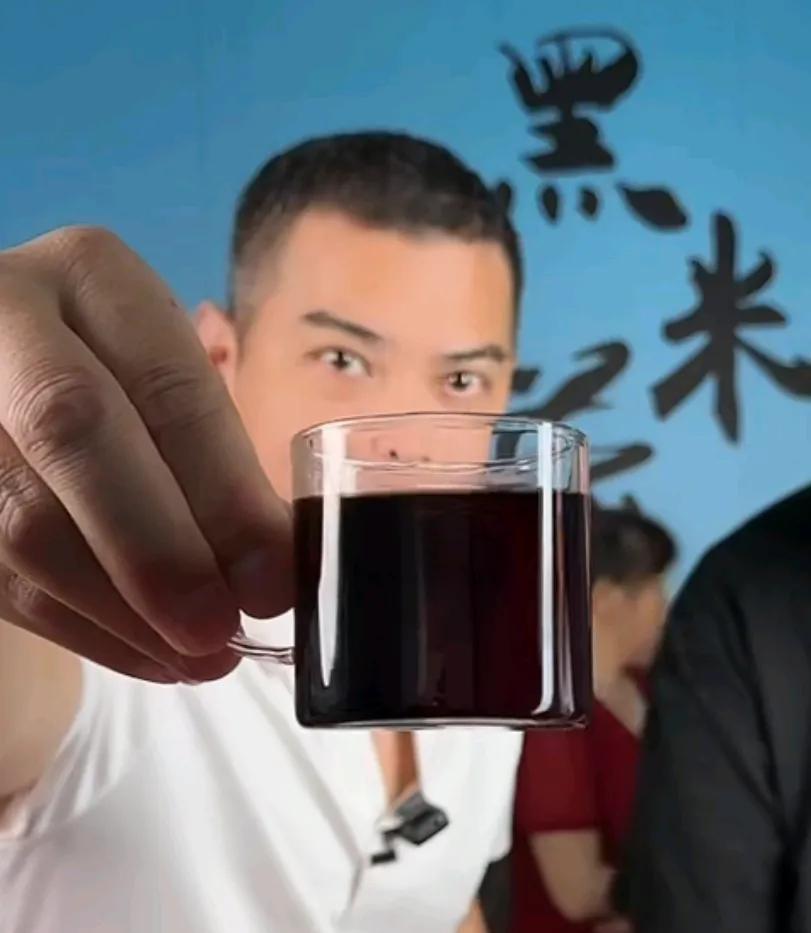 姚家男儿今天一早赣南助农！
直播间上千人，下单率高，
姚家男儿侧脸的样子，
简直