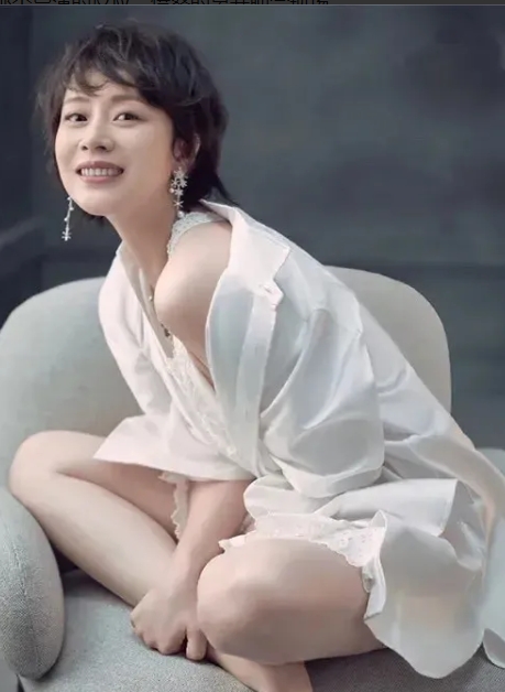1999年，海清参加毕业晚会，一位导演走到她的身边，对着她的说了一句话，海清立刻