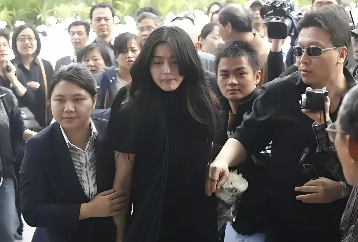 2008年，范冰冰参加谢晋导演葬礼时的一幕，只见她眉头紧锁难掩悲痛之情