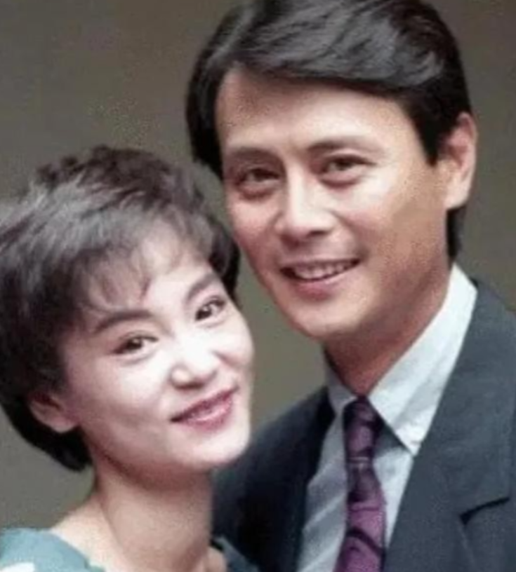 1997年，38岁的刘雪华怀着身孕，一边筹备着婚礼，一边等44岁的刘德凯从法国回