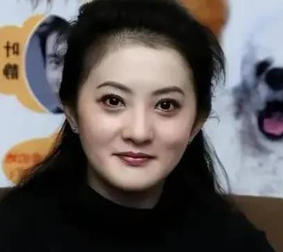 当年红遍大江南北的″小婉君”金铭，如今44岁了，仍是孤身一人，住在北京的一套三居