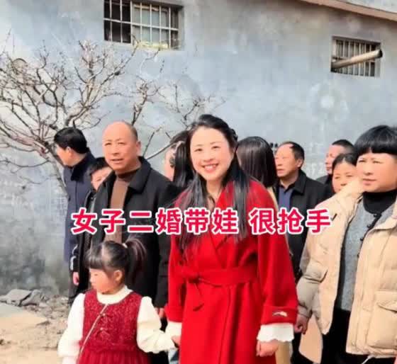 现在找对象是越来越难了，33岁小伙花十八万八，找了个二婚带娃的女子，小伙激动的流
