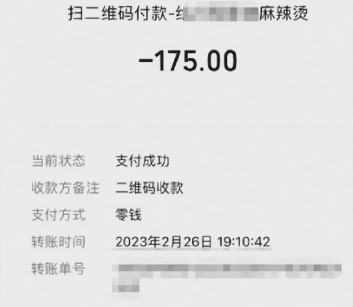 “有点明目张胆了！”三个女生逛街，肚子饿了，想吃点麻辣烫，暖暖胃，补充能量，继续