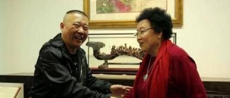 有一次，郭德纲去拜访迟重瑞，两人相聊甚欢，午饭时，保姆摆了一大桌子菜，却迟迟没有