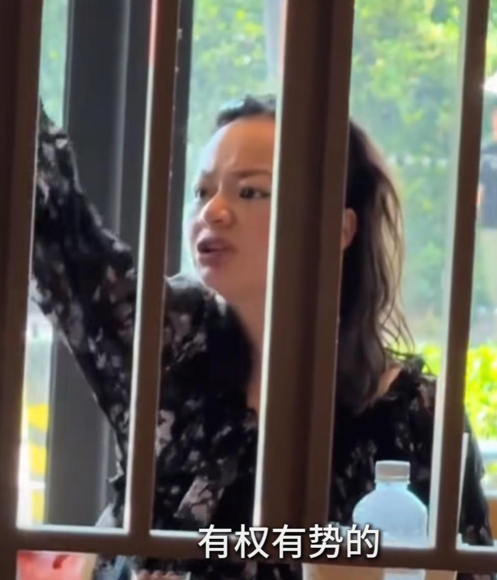 打工人的委屈谁懂啊！
8月24日，上海星巴克店内，一位女子仅仅因为店员漏点了一杯