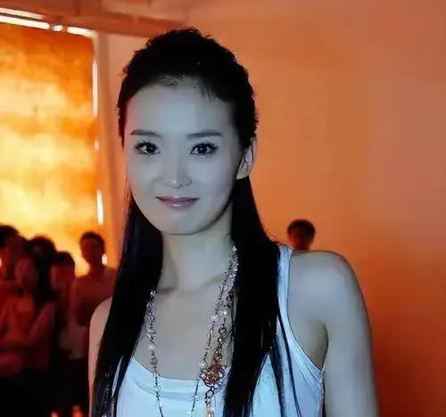 住着能看见故宫的房子，丈夫是房地产的大佬，继子是周迅的前男友，为了周迅一掷千金，
