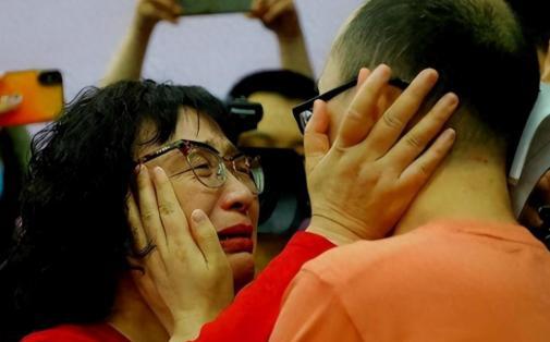 “潸然泪下！”陕西一女子在1988年丢了儿子，为了找到儿子甚至不惜与丈夫离婚。3