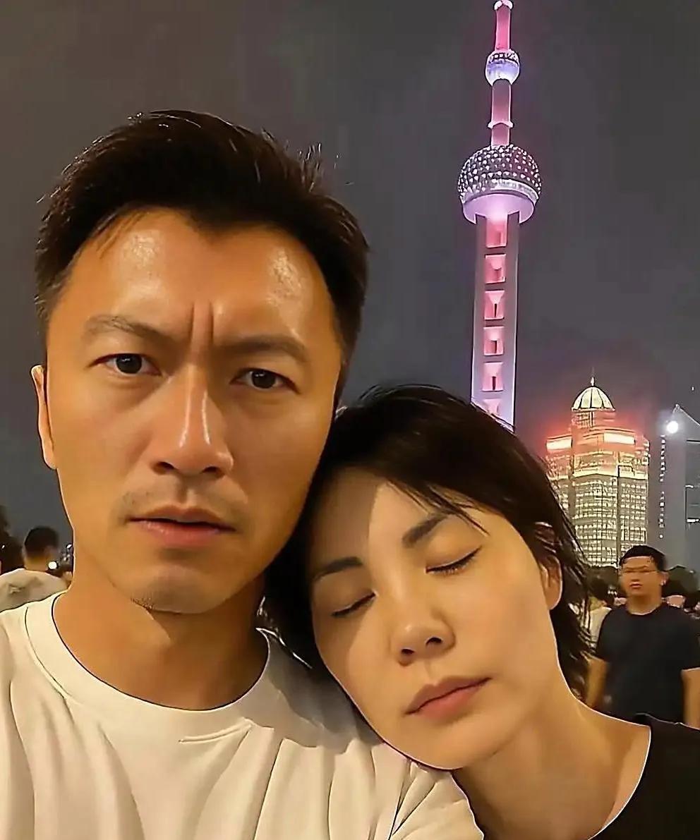 谢霆锋和王菲在上海黄浦江畔，陶醉在这美丽的夜上海景色中。王菲好像冻龄了一般。脸上