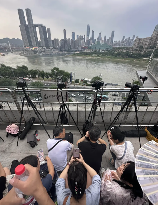至少3个小时不能够去上厕所啊！6月1 4日晚上，重庆无人机灯光秀，连续两场，预演