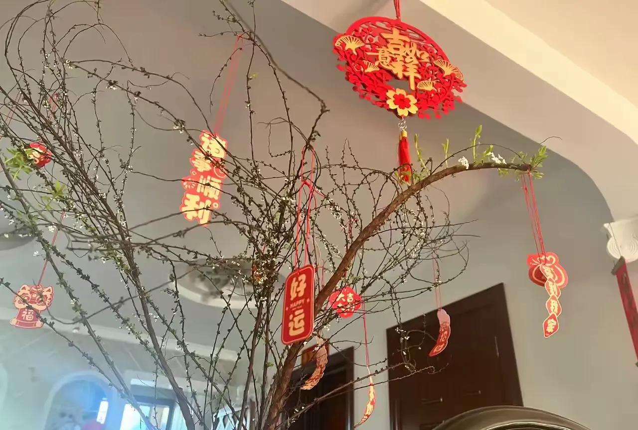 一个人开始要走大运前的征兆：
1，负债累累；
2，四处碰壁；
3，众叛亲离；看似