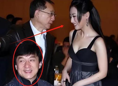 《藏海传》里的大美人白冰，离婚前居然还有这么多鲜为人知的故事。
2012年，她和