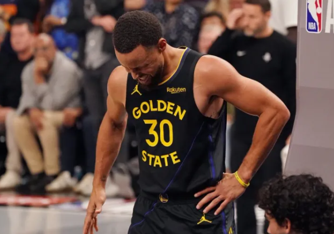 勇士主帅科尔今天接受了采访，谈到了斯蒂芬-库里的伤情。
科尔表示勇士队教练组并不