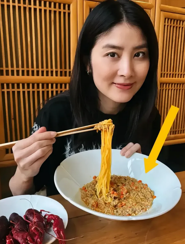 陈慧琳在上海的一家高档餐厅，点了两个菜，一个是该店主打之一蟹黄面，一碗售价360