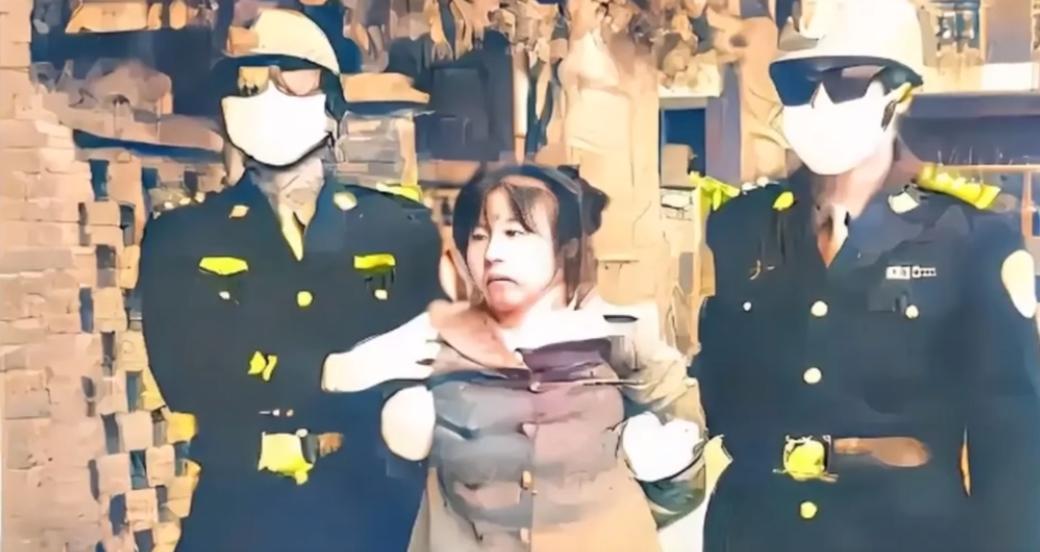 2003年，正被押赴刑场的肖月玲，此时的她面对镜头，面无表情