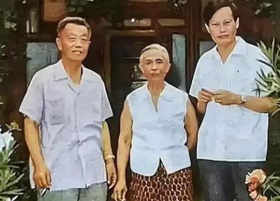1957年，蒋介石悄悄的把杨振宁的丈母娘请了出来，希望杨振宁的丈母娘劝说杨振宁来