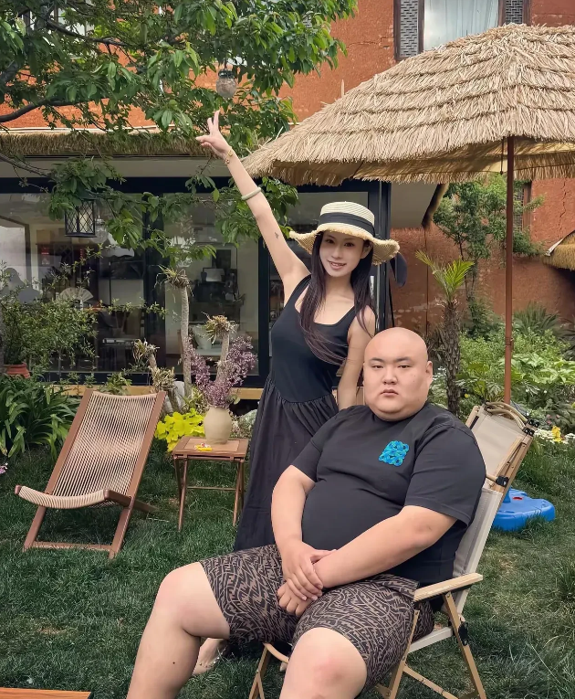 不怪小伙子一脸幸福，换谁谁不是。