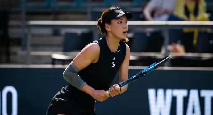 瑜美人高光时刻！今天，WTA500柏林站，王欣瑜闯入首个草地巡回赛八强。下一轮，