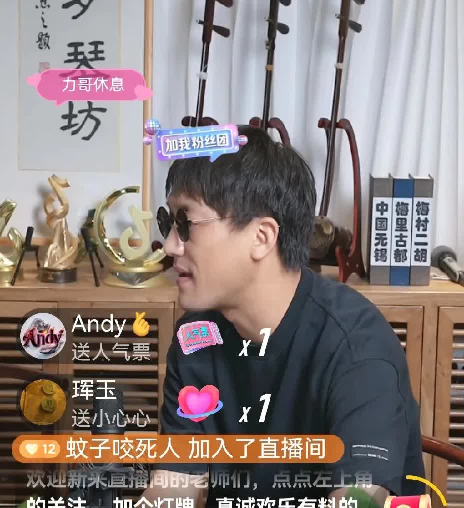 二饼太逗了！
一副委屈样子和粉丝说:“下午卖琴，有粉丝找到我，你为啥把我踢了。