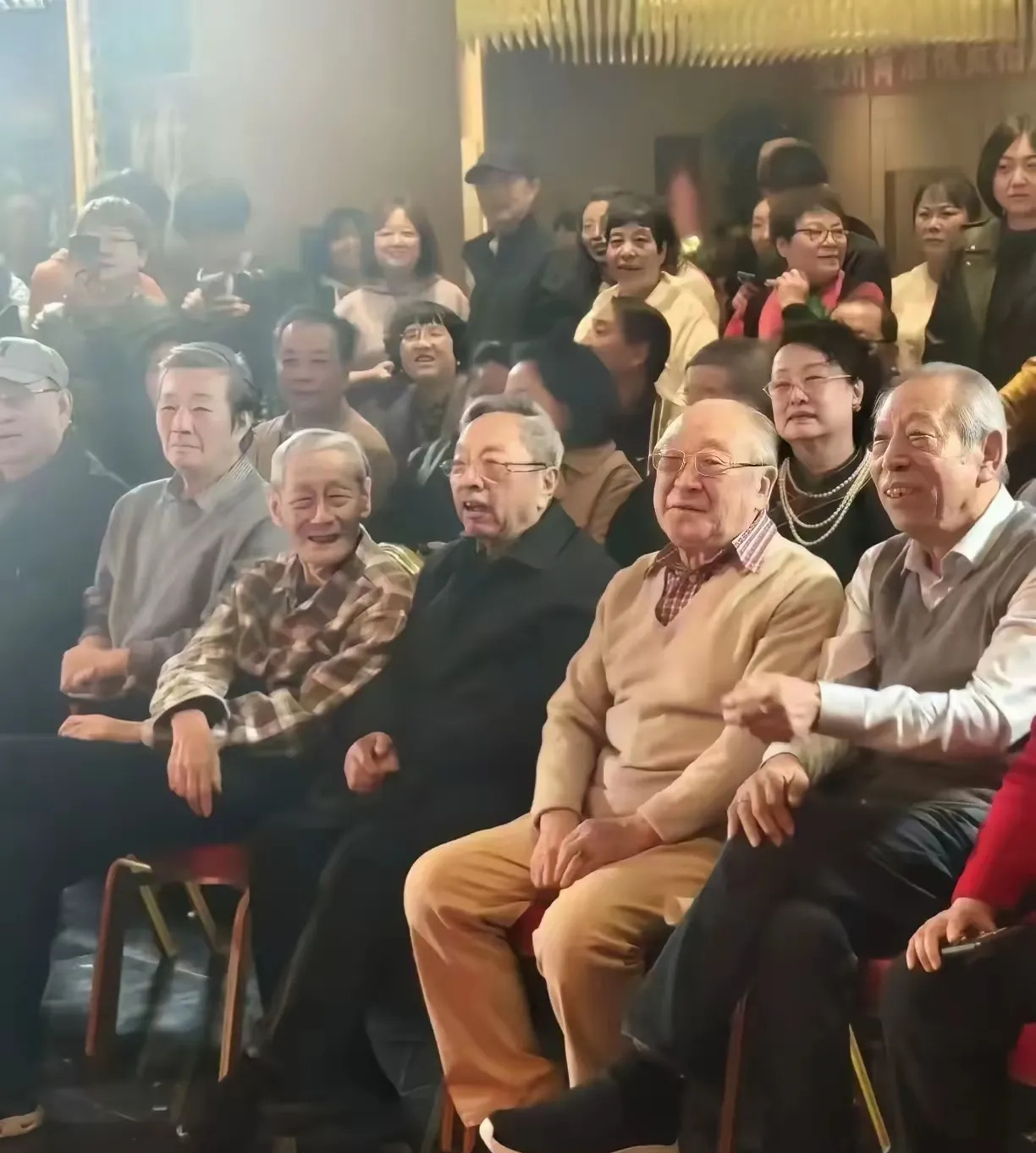 侯耀华吐槽李伯祥收徒











收徒这事儿现在在相声圈可是真热闹！8