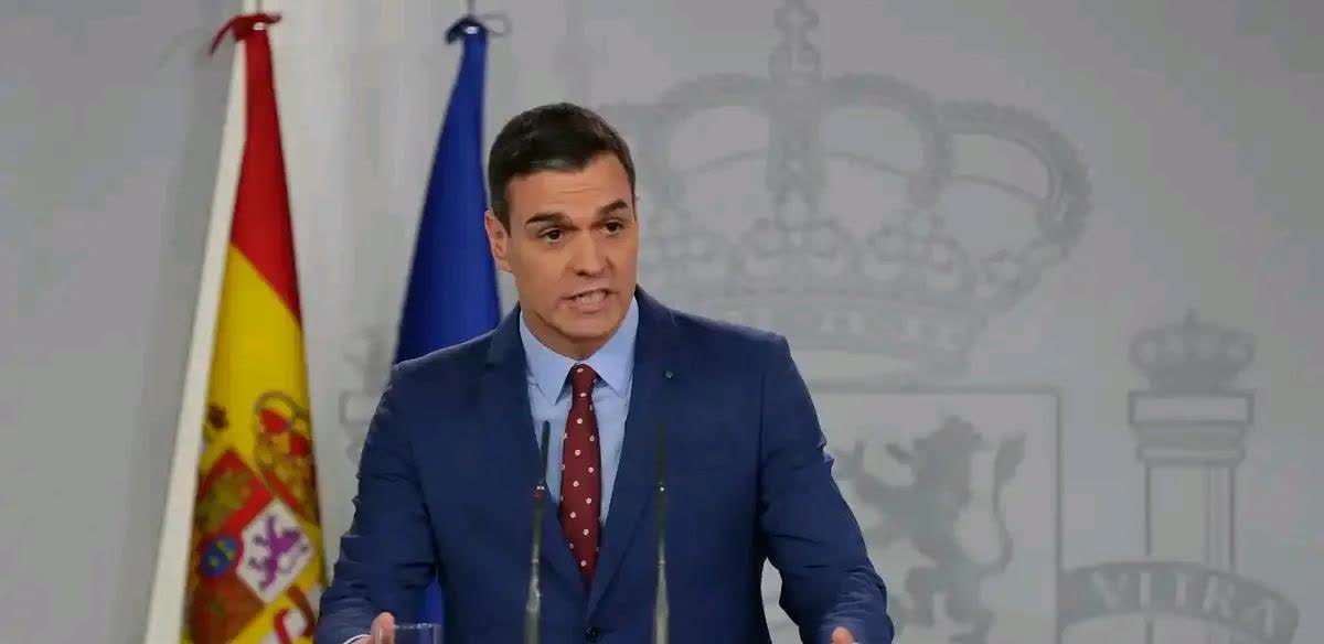 内塔尼亚胡快被这个男人气炸了。

他就是西班牙首相桑切斯，他在面对媒体时说到