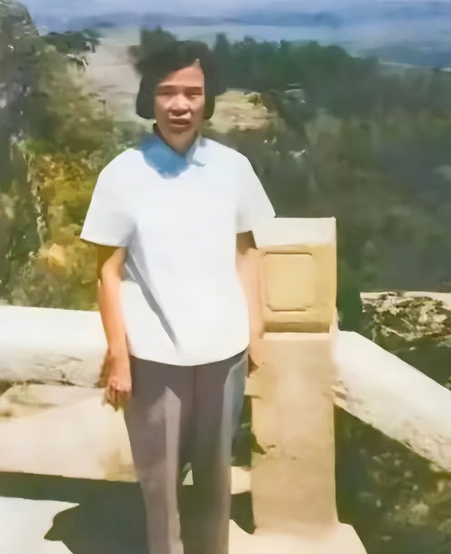 贺子珍在庐山上的一张留影，昔日的女红军，晚年过得并不如意！

1959 年，在庐