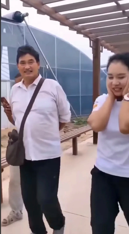歌手袁庆和朱之文又一次同框了，她似乎略显害羞！
近期，歌手袁庆与朱之文一起行走的