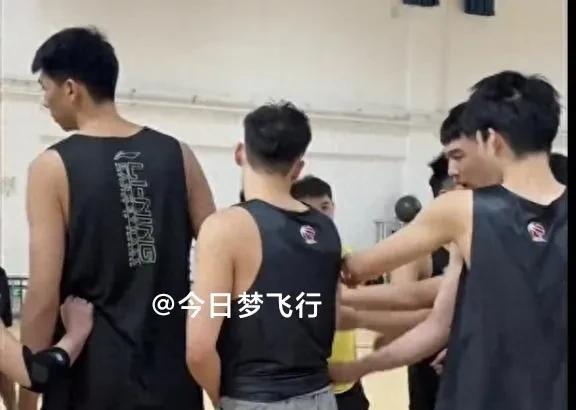 广东队最新动态：朱芳雨去韶关，杜锋回新疆，球队下月中旬集结！
今日，朱芳雨携徐杰