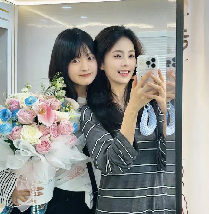 一觉醒来，
全网最幸福的女孩出现了，
她就是演员白鹿的闺蜜何菡丹。

2