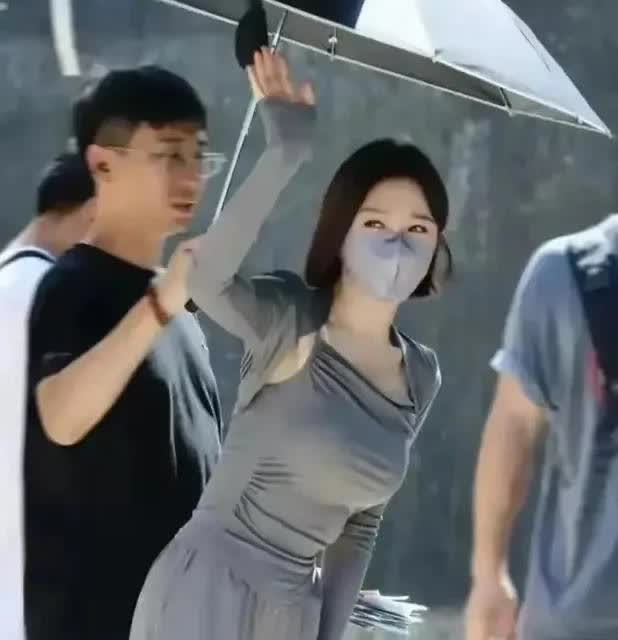 秦岚街头被拍，太真实了，凹凸有致的身材诠释了她出名的原因。