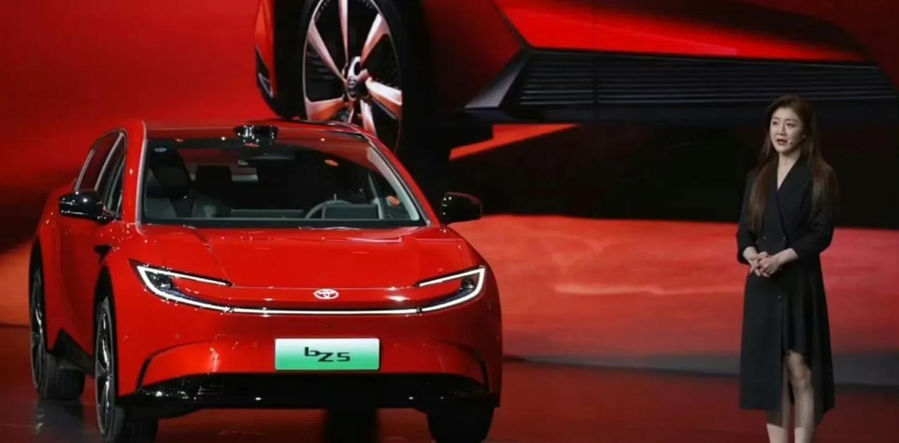 这就是赤裸裸的现实！
油车30万：使用10年，油费10万，卖5万！
纯电车30万