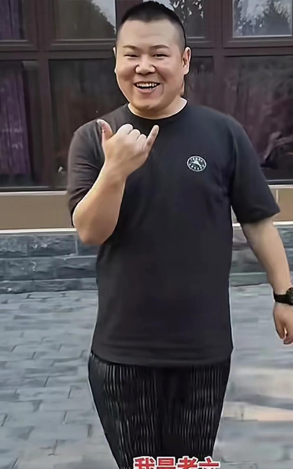 岳云鹏家里姐弟七个，岳云鹏是老六，老七是弟弟，上面五个姐姐。
他爸他妈挺能生的，