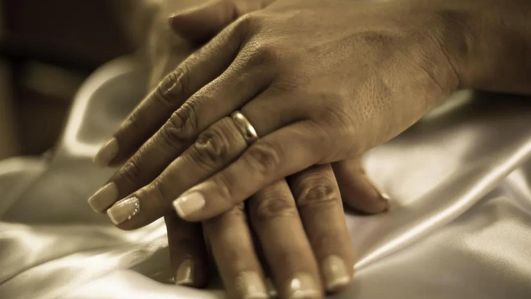 为何我们能接受前任恋爱，却无法接受父母再婚？