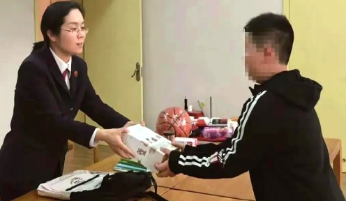 在金钱面前，亲情弱爆了！”5月28日，贵州贵阳，一男孩3岁丧母，10岁丧父，男孩
