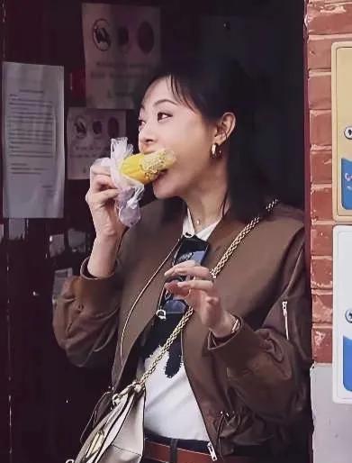 孙俪啃玉米那叫一个香，瞪着眼嘴张那么大，我都担心 她下巴脱臼。#孙俪#