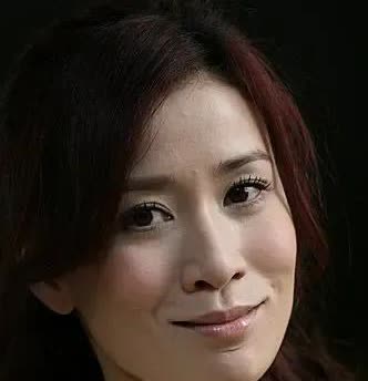 找了于和伟和佘诗曼单独的照片来看，两人确实相似度很高。主要脸型基本一致。真有意思