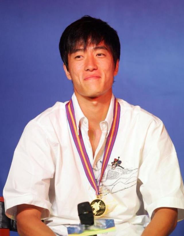 2004年刘翔跨栏夺冠后，开发商送他一套225万的房子，他豪气地送给教练，不料，