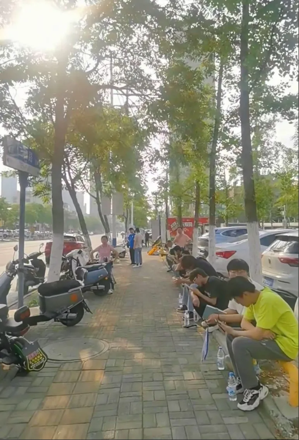 准大学生哭诉贴“高考后才知道妈妈连一万都拿不出”事件，炸出多少病态巨婴
这女孩拿
