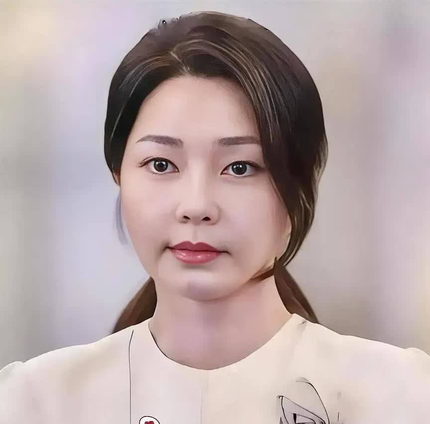 韩国这政坛大瓜，真是越吃越上头！前总统夫人金建希，被特检组审得那叫一个频繁，可她