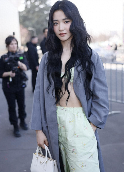 金泰梨现身Prada2026秋冬米兰时装周看秀